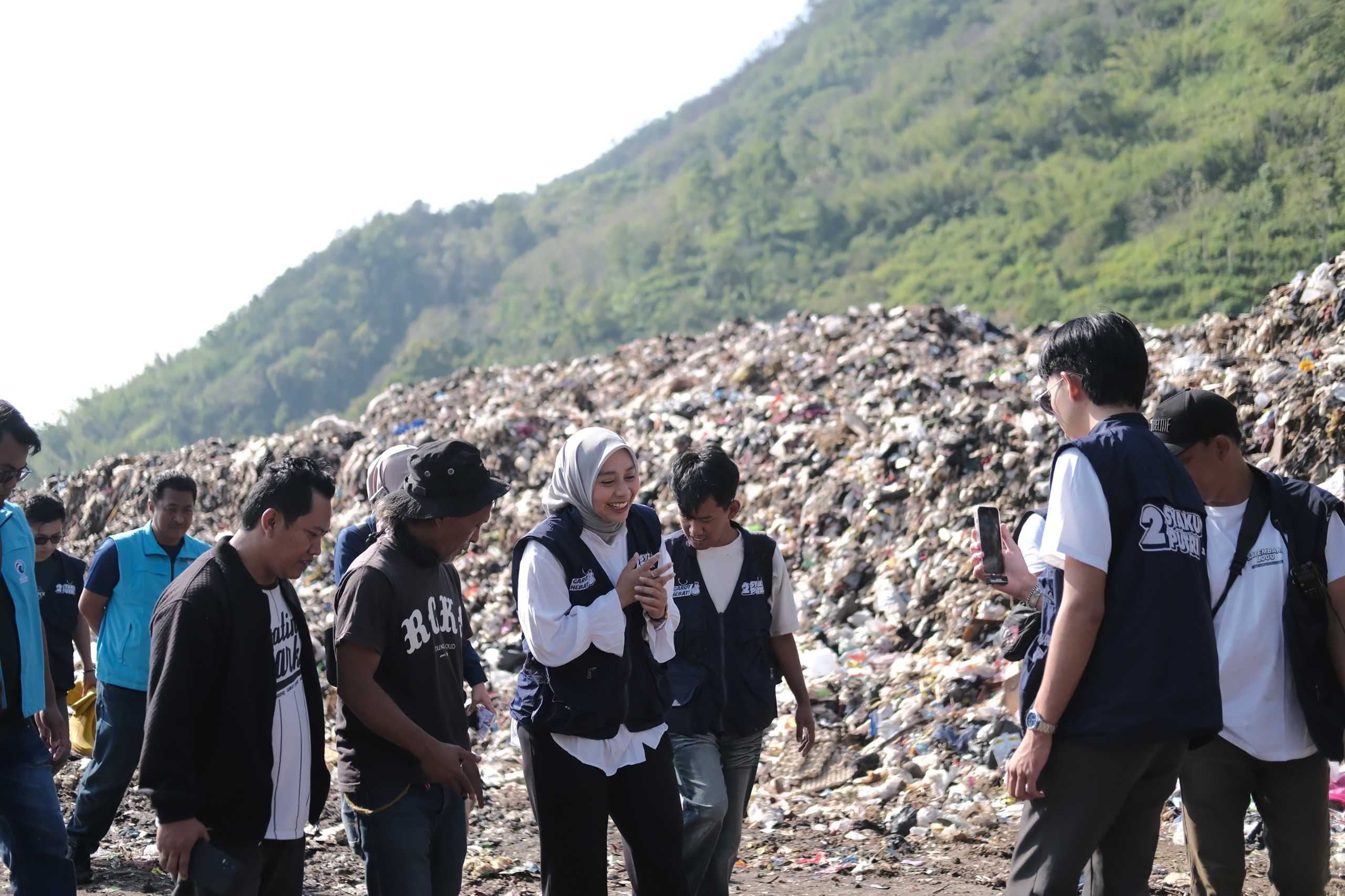 Solusi Putri Karlina dalam Mengentas Sampah di Kabupaten Garut saat Kunjungi TPA Pasir Bajing